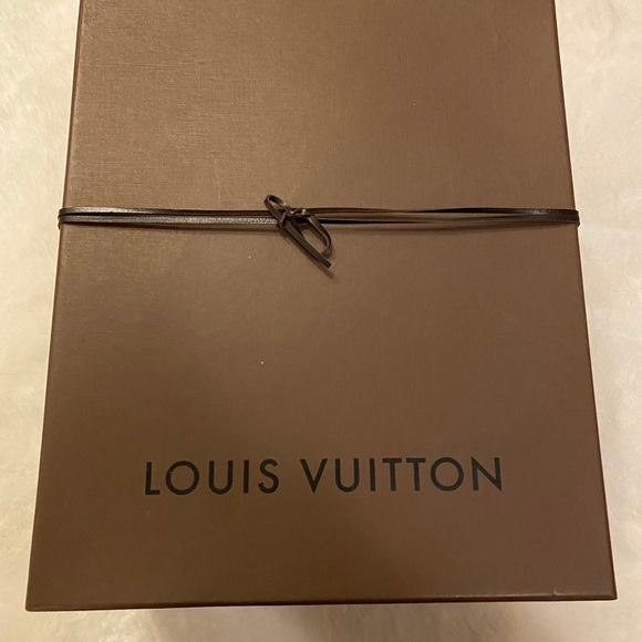 Louis Vuitton - Picture 9 of 9